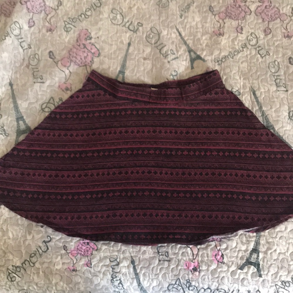 I’m selling a nice dark pink and black skirt.